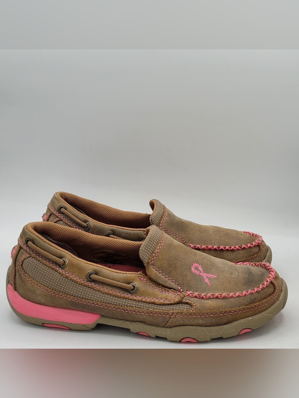 Twisted X women's Leather driving mocs  W/ pink ribbon embroidery Size 7m